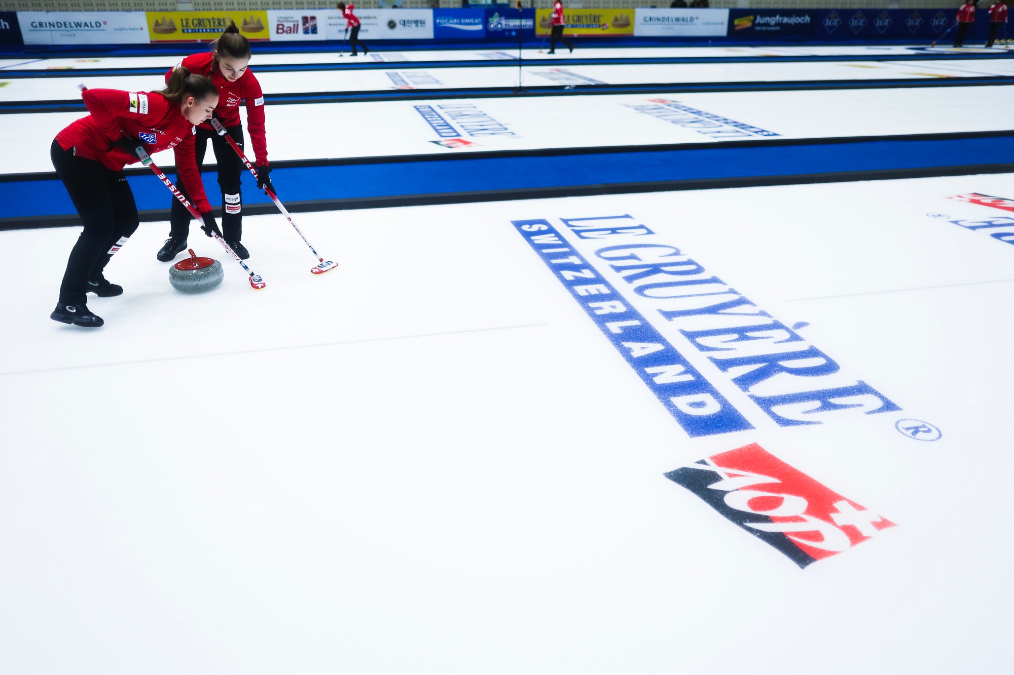 women palying curling