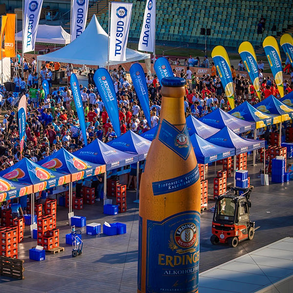 Erdinger Bierlager mit einem großen Flaschenbier Inflatable bei bei einem Sportevent 
