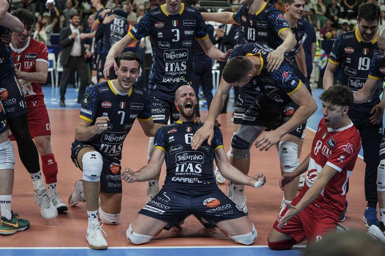 Men's CEV match celebration