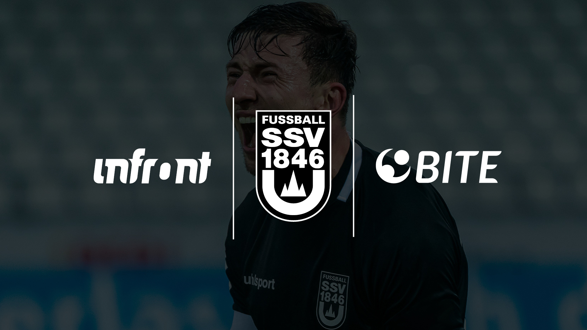 Logos von Infront, SV Darmstadt 98 und Jokerstar auf dem Hintergrund von sich freuenden Fußballspielern