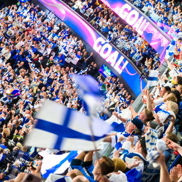 Jubelnde, finnische Fans in einem Stadion