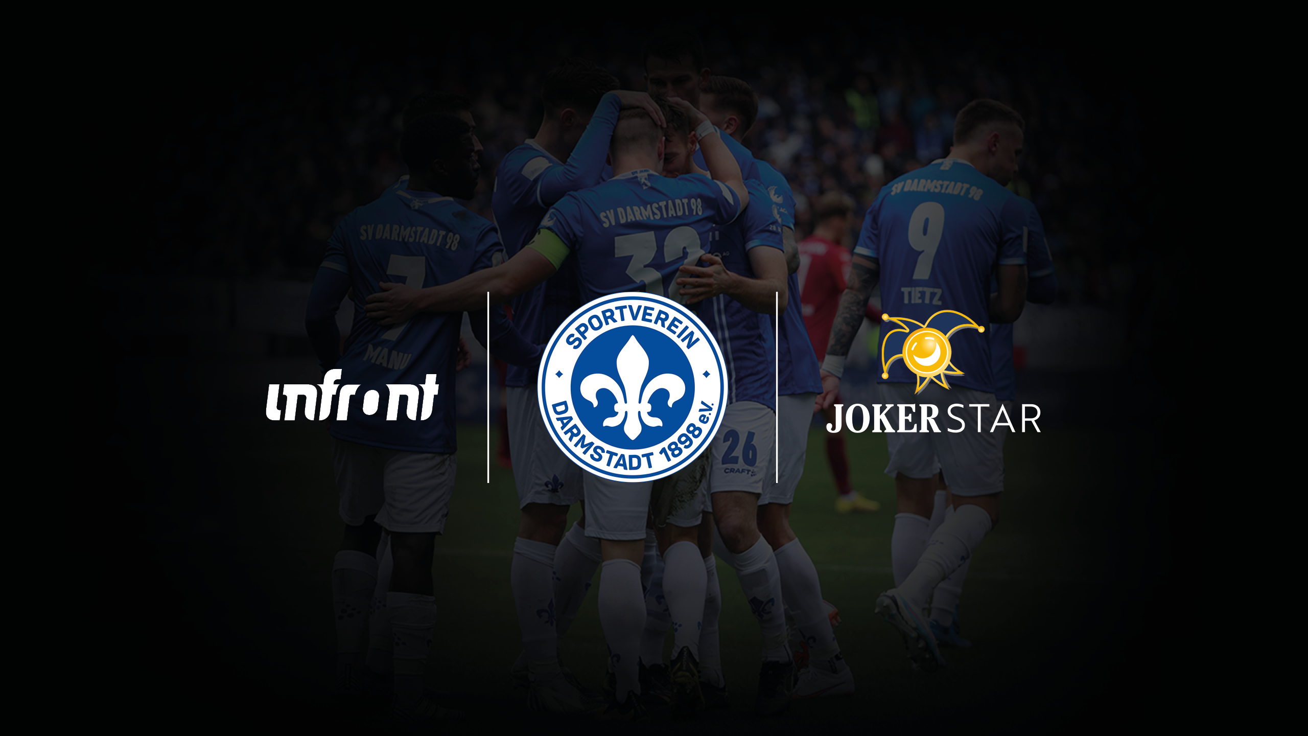 Logos von Infront, SV Darmstadt 98 und Jokerstar auf dem Hintergrund von sich freuenden Fußballspielern